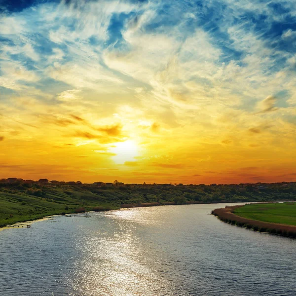 Orange Solnedgång Dramatisk Himmel Över Floden — Stockfoto