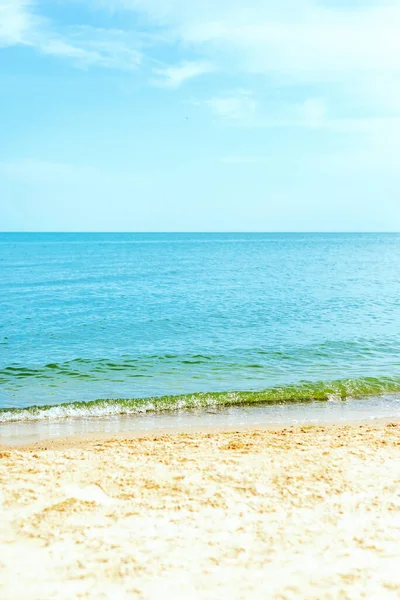 Błękitne Morze Piaszczysta Plaża Pod Zachmurzonym Niebem — Zdjęcie stockowe