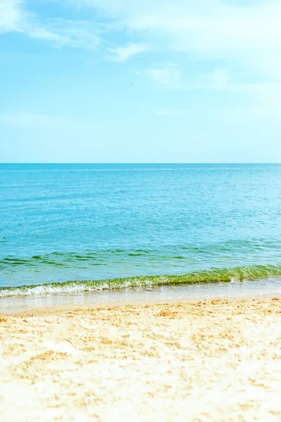 Mare Azzurro Spiaggia Sabbia Sotto Cielo Nuvoloso — Foto Stock