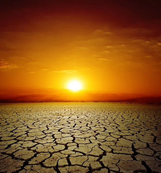 Červený Západ Slunce Nad Suchou Zemí Změna Klimatu — Stock fotografie