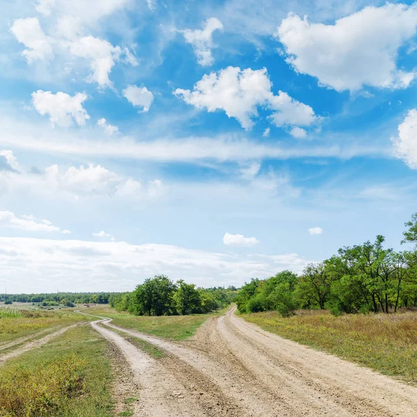 Twee Wegen Groen Landschap Onder Blauwe Lucht Met Wolken — Stockfoto