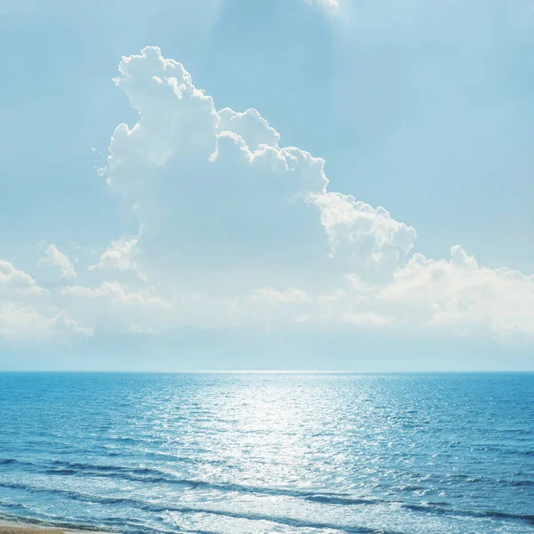 Nuvens Céu Azul Sobre Mar Reflexos Sol — Fotografia de Stock