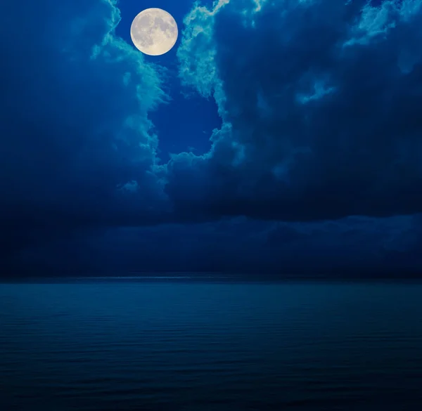 Lune Dans Les Nuages Sur Mer — Photo