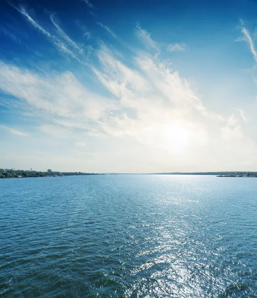 Grote Rivier Lage Zon Wolken — Stockfoto