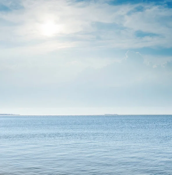 Sol Nas Nuvens Sobre Mar Azul — Fotografia de Stock