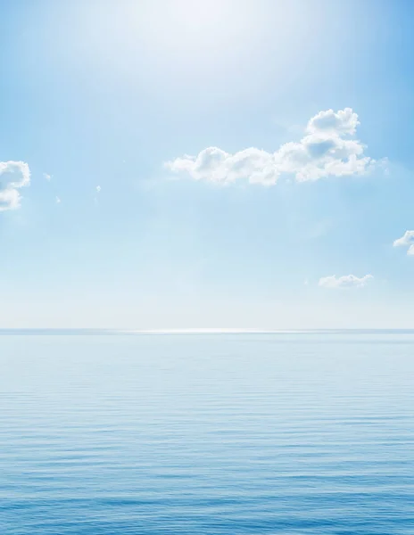 Sol Cielo Azul Con Nubes Sobre Mar — Foto de Stock