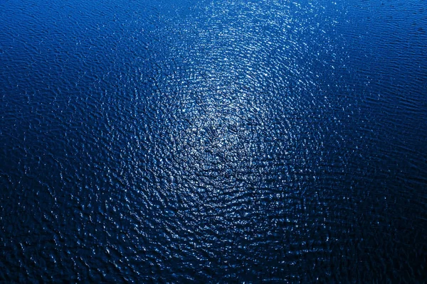 Blauw Water Achtergrond Zon Reflecties Getextureerd Oppervlak Vanuit Lucht Bekeken — Stockfoto