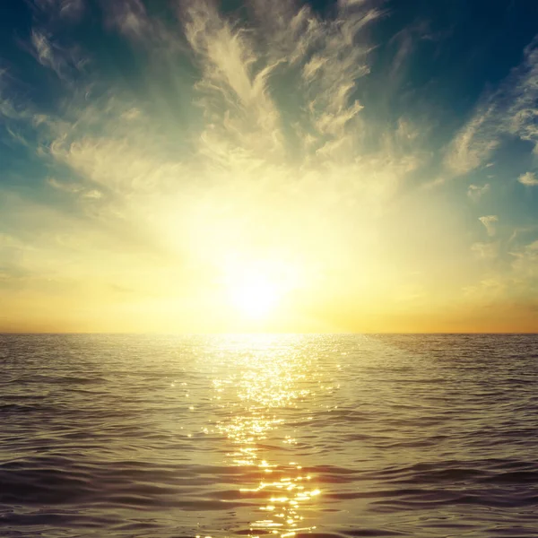 Jasny Zachód Słońca Chmurach Nad Ciemnym Morzem — Zdjęcie stockowe