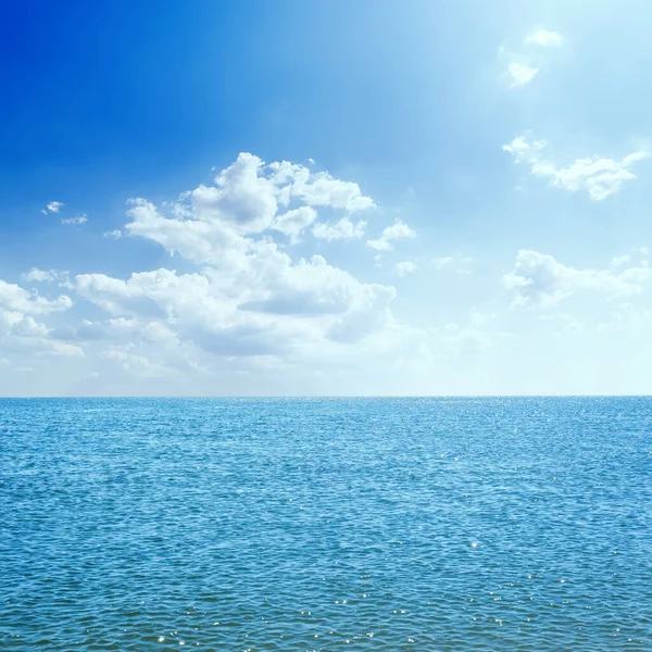 Blått Hav Och Moln Himlen Med Sol — Stockfoto