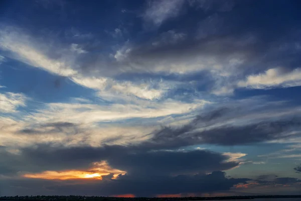 夕阳西下的夜空 低低的乌云 — 图库照片