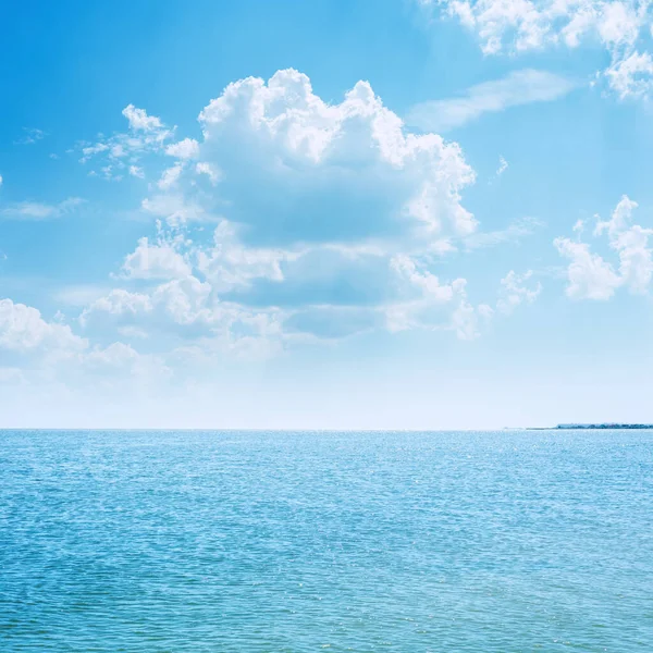 Mare Azzurro Nuvole Basse Esso — Foto Stock