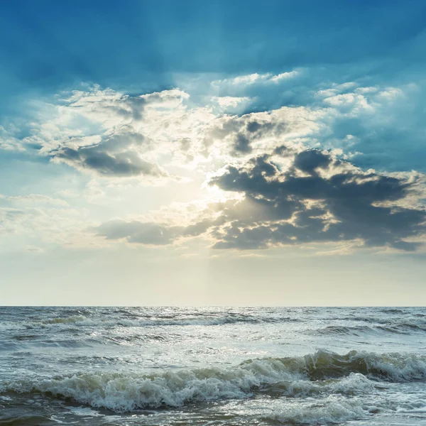 暗い雲の中の嵐の海と太陽 — ストック写真
