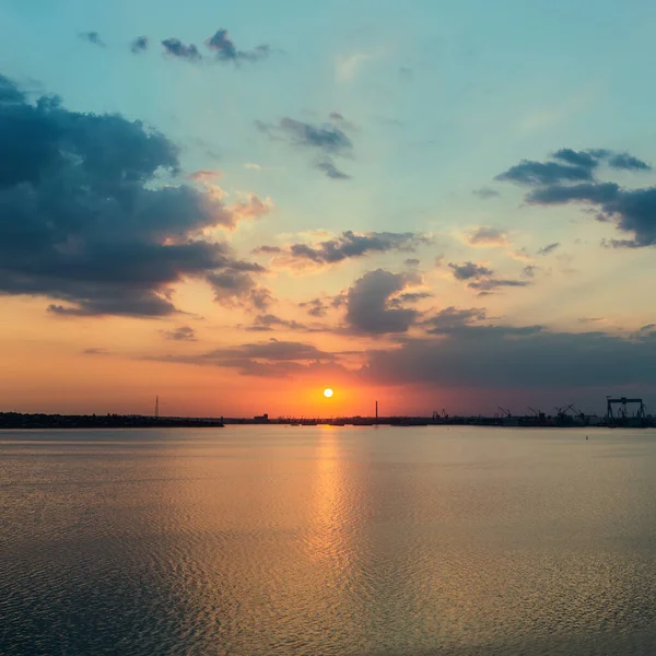 Buena Puesta Sol Naranja Las Nubes Sobre Agua — Foto de Stock