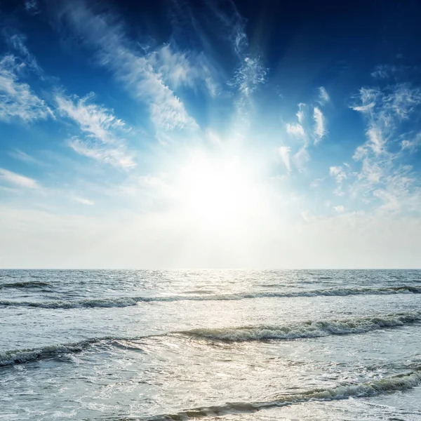 Sol Blå Himmel Över Havet Med Vågor Solnedgången Tid — Stockfoto