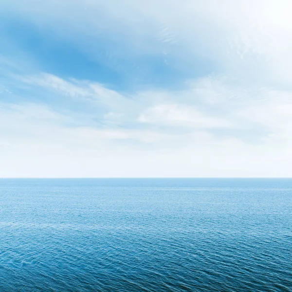 青い空と雲と空中からの海 — ストック写真