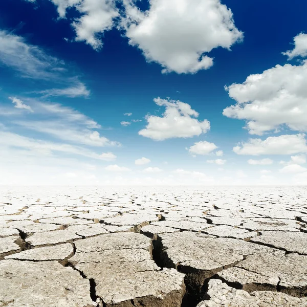 Diep Blauwe Lucht Met Wolken Droogte Aarde Met Scheuren — Stockfoto