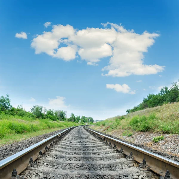 Railroad Close Seup Horizon Green Landscape Облака Голубом Небе Над — стоковое фото