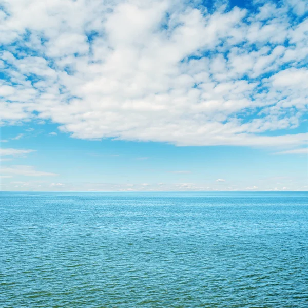 Mer Bleue Nuages Dans Ciel Bleu Dessus — Photo