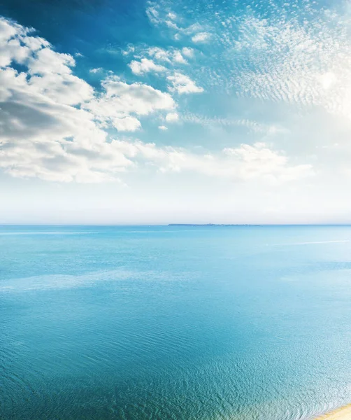 日落时鸟瞰蓝海和蓝云 — 图库照片
