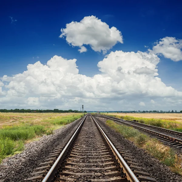 Estrada Ferro Horizonte Céu Azul Com Nuvens — Fotografia de Stock