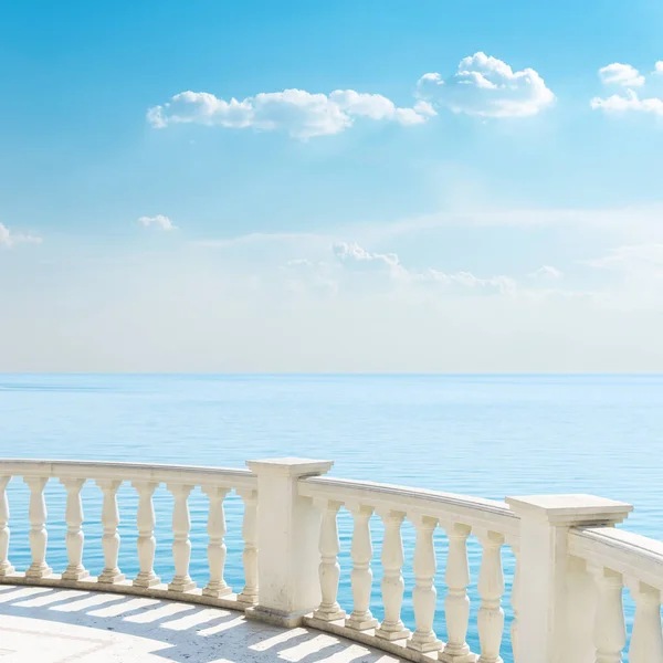 Výhled Moře Balkónu Pod Zataženou Oblohou — Stock fotografie