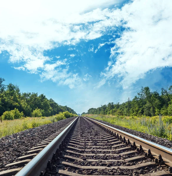 Een Spoorweg Naar Horizon Groene Weide Blauwe Lucht Met Wolken — Stockfoto