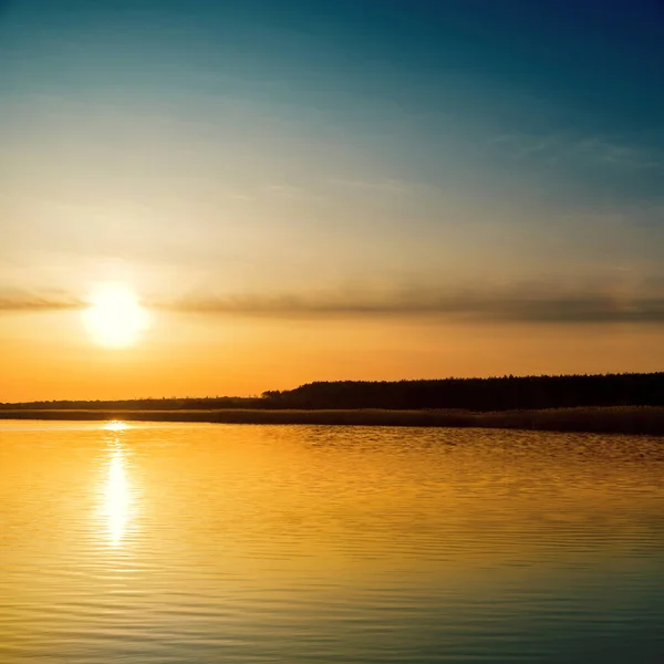 Tramonto Arancione Nelle Nuvole Sul Fiume — Foto Stock