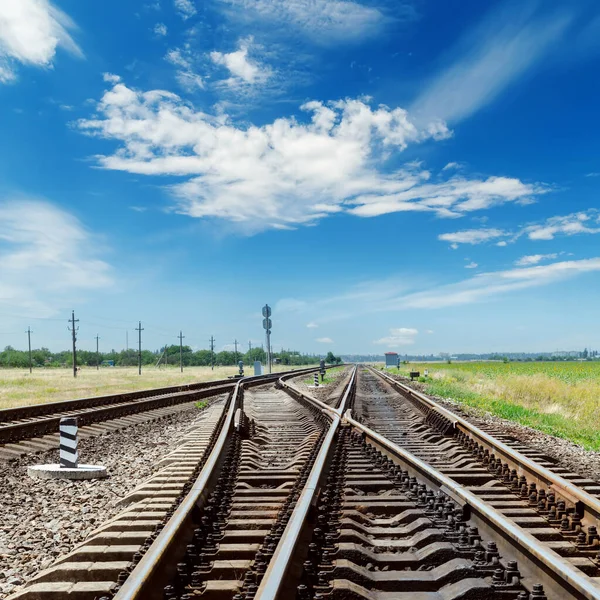 Travessia Ferrovias Céu Azul Com Nuvens — Fotografia de Stock