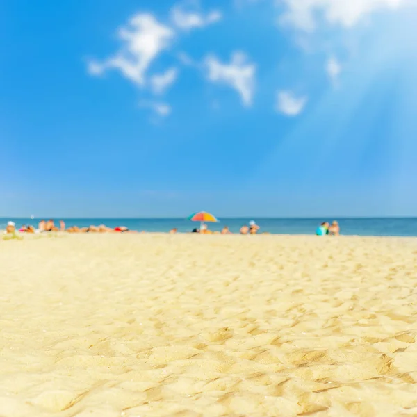 Areia Amarela Praia Céu Azul Com Nuvens Foco Suave Parte — Fotografia de Stock