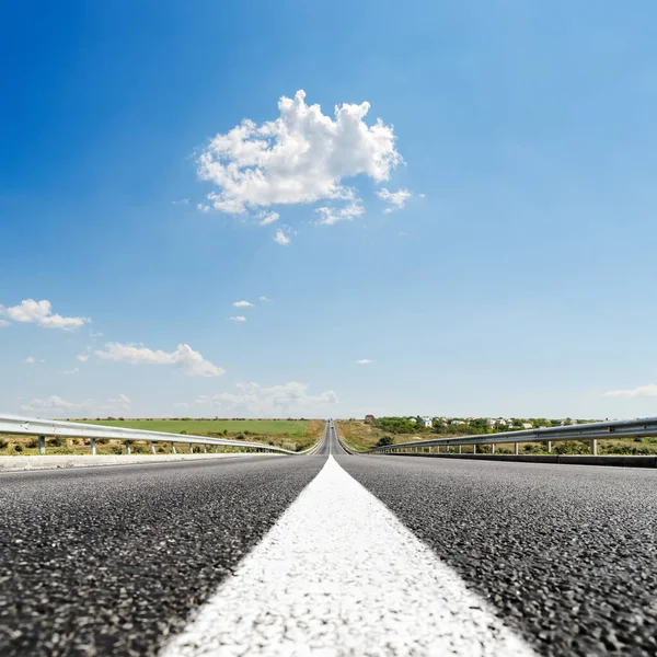 Witte Lijn Asfaltweg Close Blauwe Lucht Met Wolken — Stockfoto