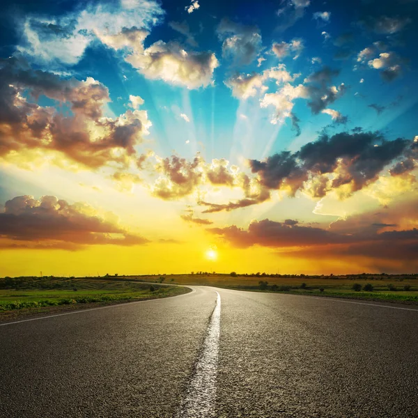 Bulutlarda ve asfalt yolda güzel bir gün batımı