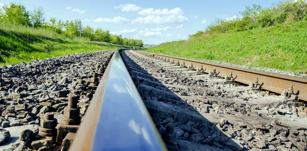 Primo Piano Ferroviario Con Nuvole Riflesso Acciaio — Foto Stock