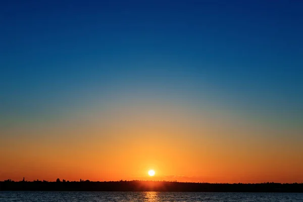Pomarańczowy Wschód Słońca Nad Rzeką Błękitnym Niebie — Zdjęcie stockowe