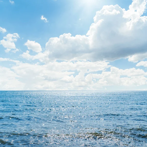 Blått Hav Med Solreflektioner Och Blå Himmel Med Moln — Stockfoto