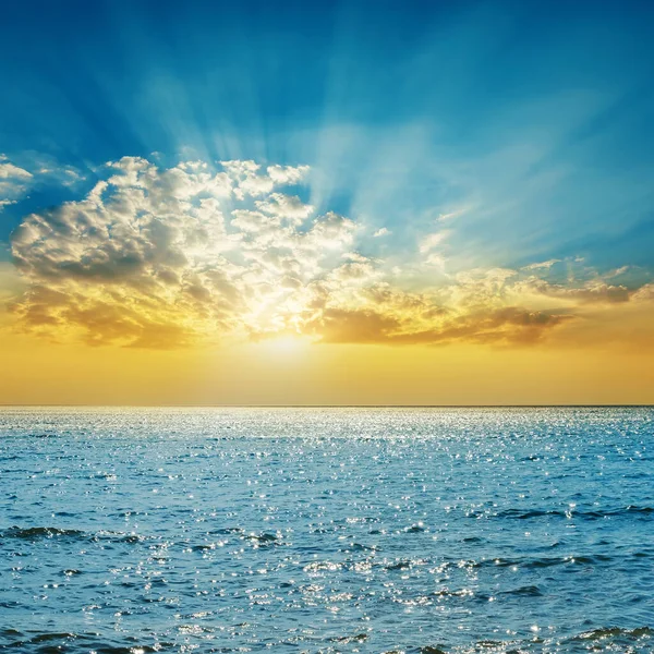 Puesta Sol Amarilla Las Nubes Sobre Mar —  Fotos de Stock