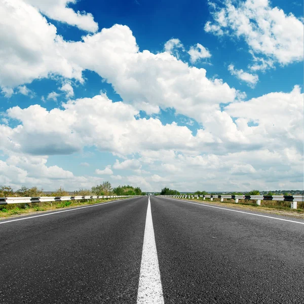 青い空の地平線と雲へのアスファルトの道 — ストック写真