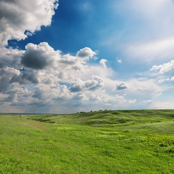 Prado Verde Nubes Dramáticas Bajas Cielo Azul — Foto de Stock