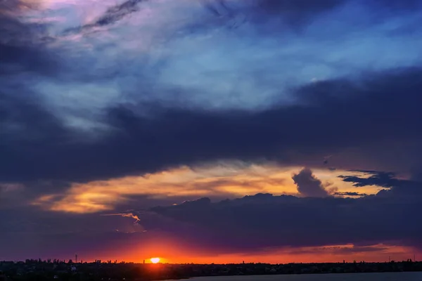 Nubes Oscuras Dramáticas Sobre Atardecer Rojo — Foto de Stock