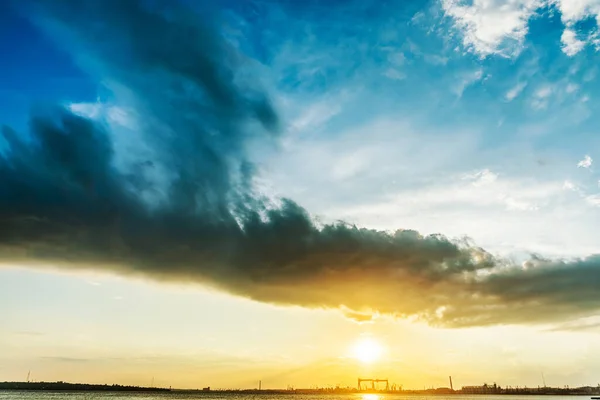 Donkere Wolk Bij Zonsondergang Boven Oranje Zon — Stockfoto