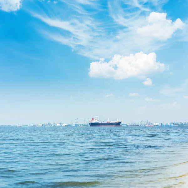 Río Con Barco Horizonte Nubes Blancas Cielo Azul Sobre —  Fotos de Stock