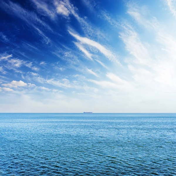 Воздушный Вид Море Кораблем Закатом Облаках Над Ним — стоковое фото