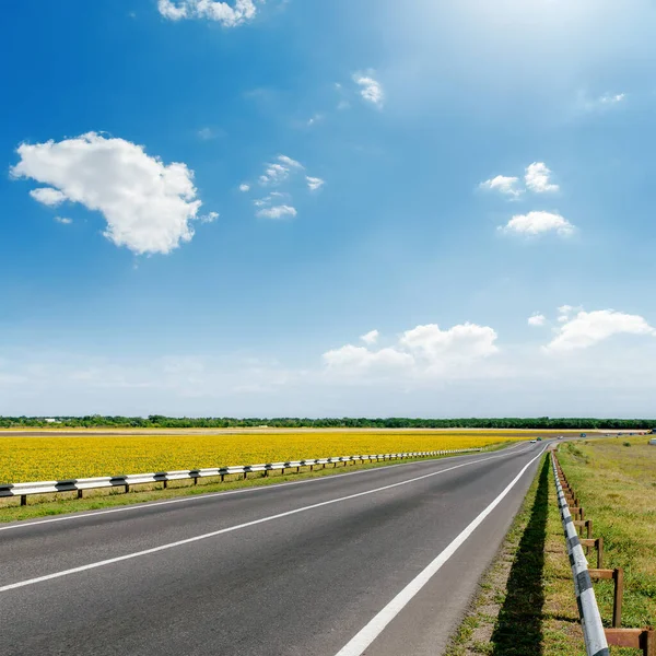 Asfaltweg Blauwe Lucht Met Wolken — Stockfoto