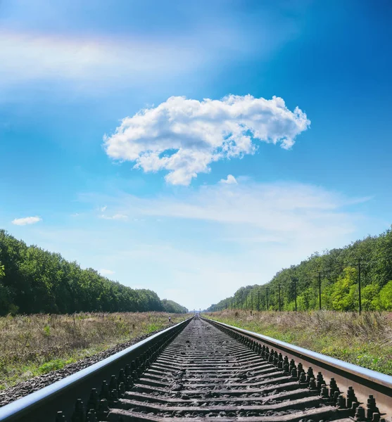 在蓝天与云彩相连的铁路与地平线 — 图库照片