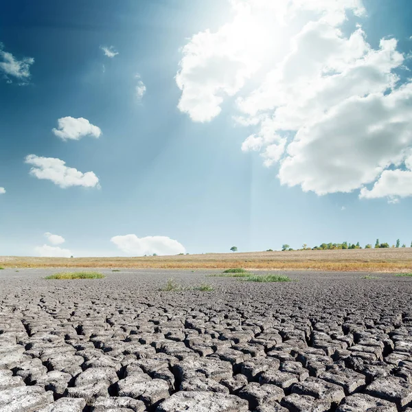 Sole Nelle Nuvole Sulla Terra Siccità — Foto Stock