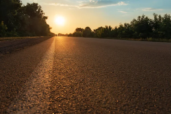 Güneş asfalt yolda. Fotoğraf merkezinde yumuşak odak