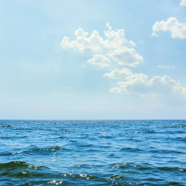 蓝色的海水和天空中的云彩 — 图库照片