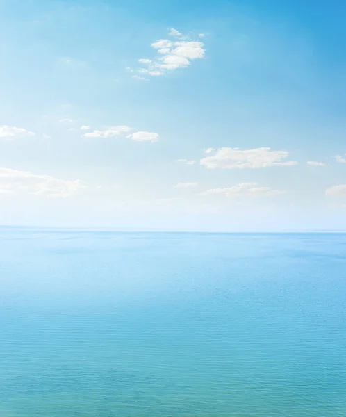 Blått Havsvatten Och Vita Moln Himlen — Stockfoto