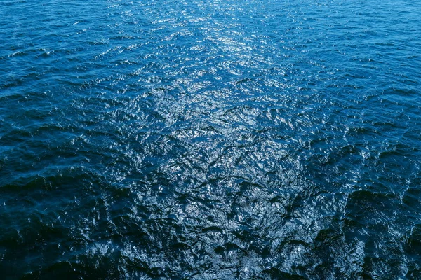 Widok Lotu Ptaka Błękitną Wodę Odbiciami Słońca — Zdjęcie stockowe