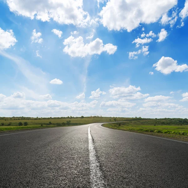 アスファルトの道路の上に白い雲と青い空 — ストック写真