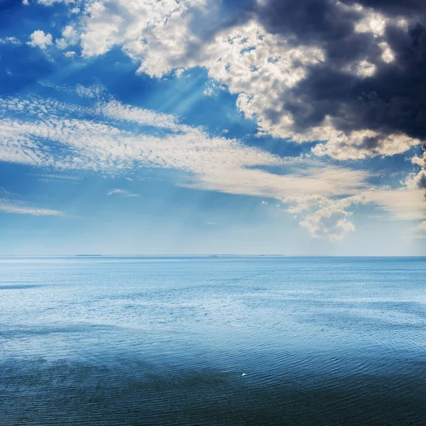 Lage Donkere Stormachtige Wolken Boven Blauwe Zee — Stockfoto